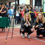 24.9.2015 Kielce. III LO im. C.K. Norwida. Młodzież pobiła rekord świata w ubieraniu koleżanek w gazetę na czas. / Wojciech Habdas / Radio Kielce