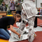 24.9.2015 Kielce. III LO im. C.K. Norwida. Młodzież pobiła rekord świata w ubieraniu koleżanek w gazetę na czas. / Wojciech Habdas / Radio Kielce