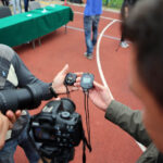 24.9.2015 Kielce. III LO im. C.K. Norwida. Młodzież pobiła rekord świata w ubieraniu koleżanek w gazetę na czas. / Wojciech Habdas / Radio Kielce