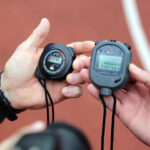 24.9.2015 Kielce. III LO im. C.K. Norwida. Młodzież pobiła rekord świata w ubieraniu koleżanek w gazetę na czas. / Wojciech Habdas / Radio Kielce