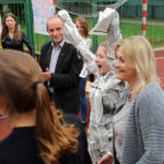 24.9.2015 Kielce. III LO im. C.K. Norwida. Młodzież pobiła rekord świata w ubieraniu koleżanek w gazetę na czas. / Wojciech Habdas / Radio Kielce