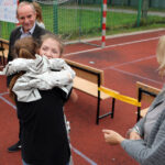 24.9.2015 Kielce. III LO im. C.K. Norwida. Młodzież pobiła rekord świata w ubieraniu koleżanek w gazetę na czas. / Wojciech Habdas / Radio Kielce