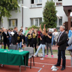 24.9.2015 Kielce. III LO im. C.K. Norwida. Młodzież pobiła rekord świata w ubieraniu koleżanek w gazetę na czas. / Wojciech Habdas / Radio Kielce