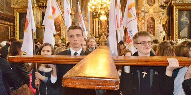 02.05.2015 Sandomierz. Pożegnanie symboli Światowych Dni Młodzieży / ks. Tomasz Lis / arch. własne