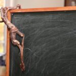 15.09.2015 Kielce. W Muzeum Lat Szkolnych Stefana Żeromskiego trwają przygotowania do nowej wystawy "Dziewczęta w mundurkach" / Stanisław Blinstrub / Radio Kielce