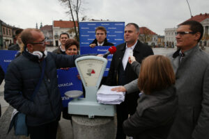 Konferencja Nowoczesnej na kieleckim Rynku (23 października 2015 r.) / Piotr Michalski / Radio Kielce