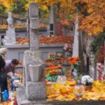 24.10.2015. Wzmożony ruch na cmentarzach / Robert Felczak / Radio Kielce