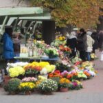 24.10.2015. Wzmożony ruch na cmentarzach / Robert Felczak / Radio Kielce