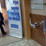 20.10.2015 Kielce. W Gimnazjum nr 3 w Kielcach uruchomiono dziś poidełko z wodą pitną dla uczniów. / Paweł Klepka / Radio Kielce