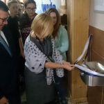 20.10.2015 Kielce. W Gimnazjum nr 3 w Kielcach uruchomiono dziś poidełko z wodą pitną dla uczniów. / Paweł Klepka / Radio Kielce