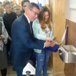 20.10.2015 Kielce. W Gimnazjum nr 3 w Kielcach uruchomiono dziś poidełko z wodą pitną dla uczniów. / Paweł Klepka / Radio Kielce