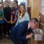 20.10.2015 Kielce. W Gimnazjum nr 3 w Kielcach uruchomiono dziś poidełko z wodą pitną dla uczniów. / Paweł Klepka / Radio Kielce