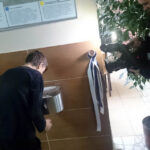 20.10.2015 Kielce. W Gimnazjum nr 3 w Kielcach uruchomiono dziś poidełko z wodą pitną dla uczniów. / Paweł Klepka / Radio Kielce