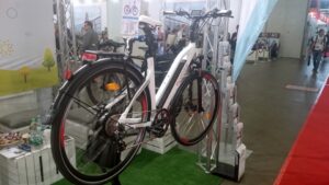 08.10.2015. Targi Bike Expo. Rower elektryczny / Marek Cender / Radio Kielce