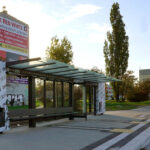 8.10.2015 Kielce. Na ulicy Jagiellońskiej i Grunwaldzkiej w Kielcach zamontowano pierwsze siedziska w nowych wiatach przystankowych. / Karol Żak / Radio Kielce