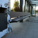 8.10.2015 Kielce. Na ulicy Jagiellońskiej i Grunwaldzkiej w Kielcach zamontowano pierwsze siedziska w nowych wiatach przystankowych. / Karol Żak / Radio Kielce