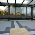 8.10.2015 Kielce. Na ulicy Jagiellońskiej i Grunwaldzkiej w Kielcach zamontowano pierwsze siedziska w nowych wiatach przystankowych. / Karol Żak / Radio Kielce