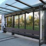 8.10.2015 Kielce. Na ulicy Jagiellońskiej i Grunwaldzkiej w Kielcach zamontowano pierwsze siedziska w nowych wiatach przystankowych. / Karol Żak / Radio Kielce