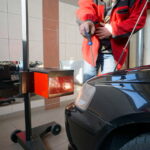 30.10.2015. Bezpłatne ustawienie świateł w stacji kontroli pojazdów w Chmielniku / Karol Żak / Radio Kielce