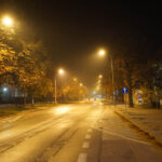 30.10.2015 Kielce. Ciemności spowiły ul. Ściegiennego, przy której znajdują się główne kieleckie nekropolie. / Wojciech Habdas / Radio Kielce