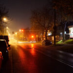 30.10.2015 Kielce. Ciemności spowiły ul. Ściegiennego, przy której znajdują się główne kieleckie nekropolie. / Wojciech Habdas / Radio Kielce