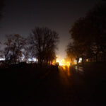 30.10.2015 Kielce. Ciemności spowiły ul. Ściegiennego, przy której znajdują się główne kieleckie nekropolie. / Wojciech Habdas / Radio Kielce