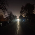 30.10.2015 Kielce. Ciemności spowiły ul. Ściegiennego, przy której znajdują się główne kieleckie nekropolie. / Wojciech Habdas / Radio Kielce