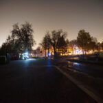 30.10.2015 Kielce. Ciemności spowiły ul. Ściegiennego, przy której znajdują się główne kieleckie nekropolie. / Wojciech Habdas / Radio Kielce