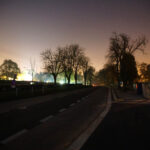 30.10.2015 Kielce. Ciemności spowiły ul. Ściegiennego, przy której znajdują się główne kieleckie nekropolie. / Wojciech Habdas / Radio Kielce