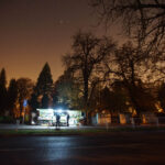 30.10.2015 Kielce. Ciemności spowiły ul. Ściegiennego, przy której znajdują się główne kieleckie nekropolie. / Wojciech Habdas / Radio Kielce