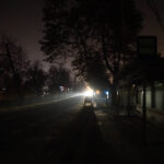 30.10.2015 Kielce. Ciemności spowiły ul. Ściegiennego, przy której znajdują się główne kieleckie nekropolie. / Wojciech Habdas / Radio Kielce
