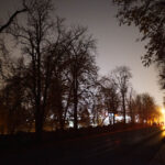 30.10.2015 Kielce. Ciemności spowiły ul. Ściegiennego, przy której znajdują się główne kieleckie nekropolie. / Wojciech Habdas / Radio Kielce