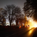 30.10.2015 Kielce. Ciemności spowiły ul. Ściegiennego, przy której znajdują się główne kieleckie nekropolie. / Wojciech Habdas / Radio Kielce