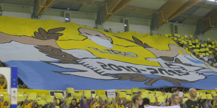 17.10.2015. Mecz 5. kolejki Ligi Mistrzów piłkarzy ręcznych: Vive Tauron Kielce - FC Barcelona / Kamil Król / Radio Kielce