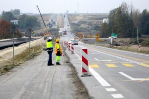 14.10.2015. Minister infrastruktury i rozwoju Maria Wasiak oraz minister spraw zagranicznych Grzegorz Schetyna wizytowali budowę trasy S7 / Robert Felczak / Radio Kielce