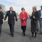 14.10.2015. Minister infrastruktury i rozwoju Maria Wasiak oraz minister spraw zagranicznych Grzegorz Schetyna wizytowali budowę trasy S7 / Robert Felczak / Radio Kielce