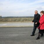 14.10.2015. Minister infrastruktury i rozwoju Maria Wasiak oraz minister spraw zagranicznych Grzegorz Schetyna wizytowali budowę trasy S7 / Robert Felczak / Radio Kielce