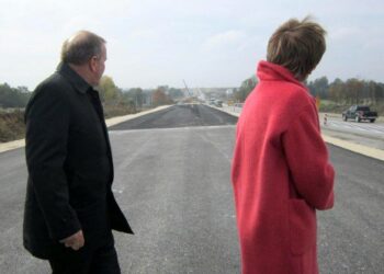 14.10.2015. Minister infrastruktury i rozwoju Maria Wasiak oraz minister spraw zagranicznych Grzegorz Schetyna wizytowali budowę trasy S7 / Robert Felczak / Radio Kielce