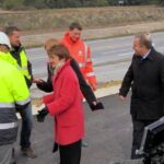 14.10.2015. Minister infrastruktury i rozwoju Maria Wasiak oraz minister spraw zagranicznych Grzegorz Schetyna wizytowali budowę trasy S7 / Robert Felczak / Radio Kielce