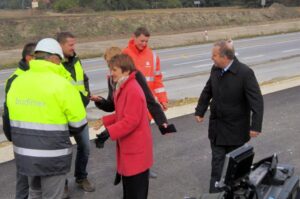 14.10.2015. Minister infrastruktury i rozwoju Maria Wasiak oraz minister spraw zagranicznych Grzegorz Schetyna wizytowali budowę trasy S7 / Robert Felczak / Radio Kielce