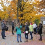 24.10.2015. Sprzątanie grobów żołnierzy na Cmentarzu Partyzanckim / Robert Felczak / Radio Kielce