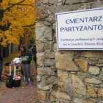 24.10.2015. Sprzątanie grobów żołnierzy na Cmentarzu Partyzanckim / Robert Felczak / Radio Kielce