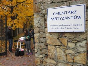 24.10.2015. Sprzątanie grobów żołnierzy na Cmentarzu Partyzanckim / Robert Felczak / Radio Kielce