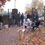 24.10.2015. Sprzątanie grobów żołnierzy na Cmentarzu Partyzanckim / Robert Felczak / Radio Kielce