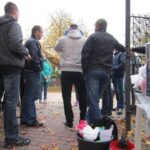 24.10.2015. Sprzątanie grobów żołnierzy na Cmentarzu Partyzanckim / Robert Felczak / Radio Kielce