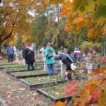 24.10.2015. Sprzątanie grobów żołnierzy na Cmentarzu Partyzanckim / Robert Felczak / Radio Kielce