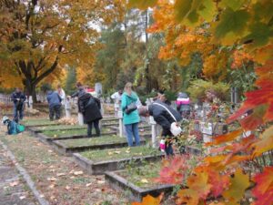 24.10.2015. Sprzątanie grobów żołnierzy na Cmentarzu Partyzanckim / Robert Felczak / Radio Kielce