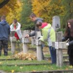 24.10.2015. Sprzątanie grobów żołnierzy na Cmentarzu Partyzanckim / Robert Felczak / Radio Kielce