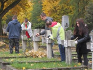 24.10.2015. Sprzątanie grobów żołnierzy na Cmentarzu Partyzanckim / Robert Felczak / Radio Kielce