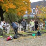 24.10.2015. Sprzątanie grobów żołnierzy na Cmentarzu Partyzanckim / Robert Felczak / Radio Kielce